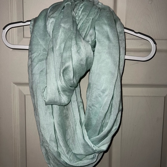 Elegant Mint Green Infiniti Scarf - Picture 2 of 2